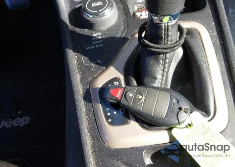 2018 Jeep Cherokee Latitude 4X4 z USA, uszkodzony, nr VIN 1C4PJMCX6JD575371